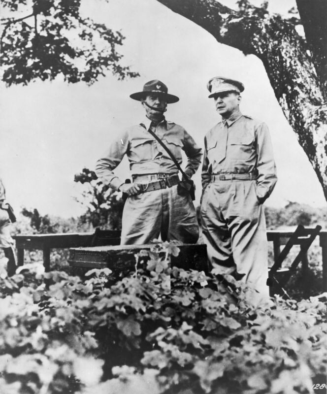 Бравые американские генералы, никем не репрессированные. Генерал Дуглас Макартур (справа) беседует с генерал-майором Джонатаном Уэйнрайтом на Батаане в момент передачи последнему командования в марте 1942 года.