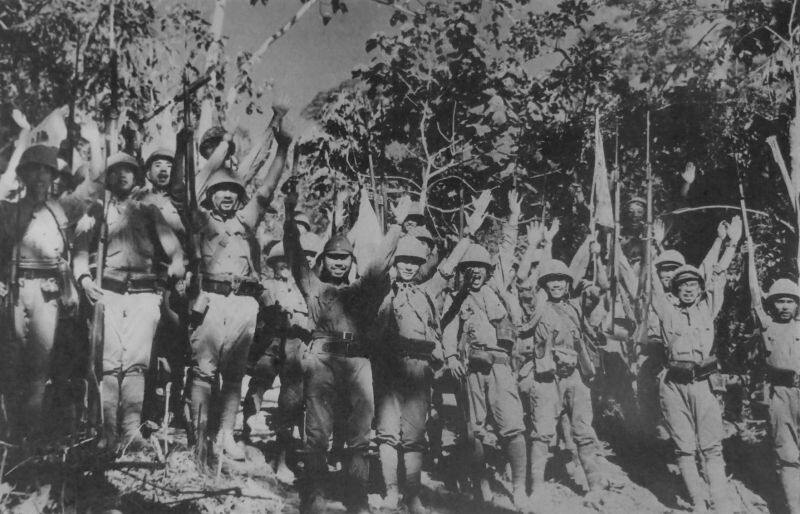 Японские солдаты ликуют после капитуляции американских войск на полуострове Батаан.