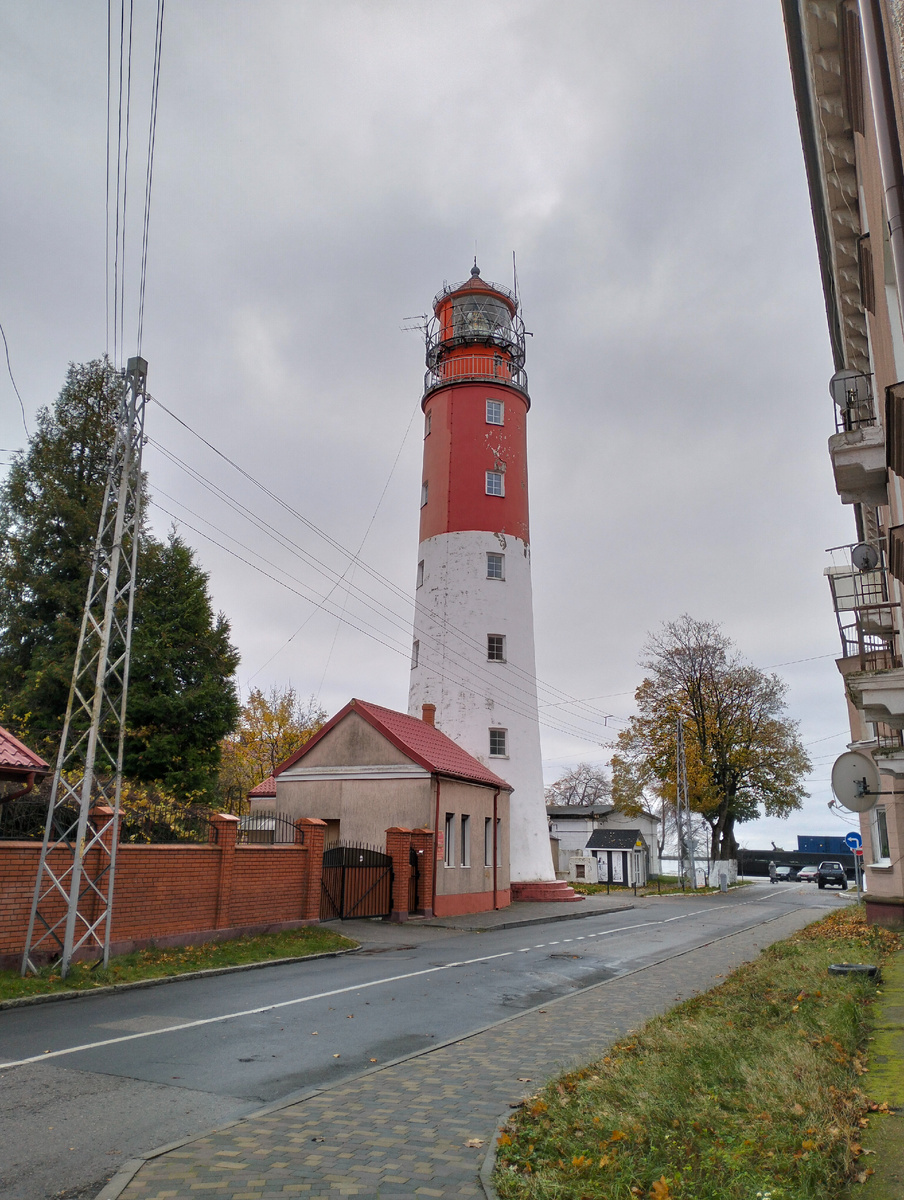 Действующий маяк. Пстроен в 1816 году. Толщина стен 1 м.