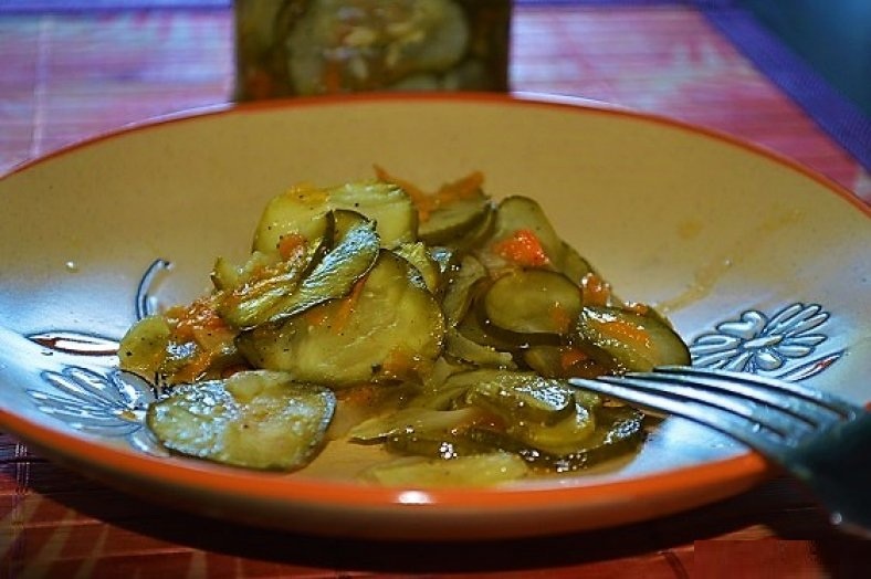 Этот салат получается настолько вкусным, что улетает со стола мгновенно