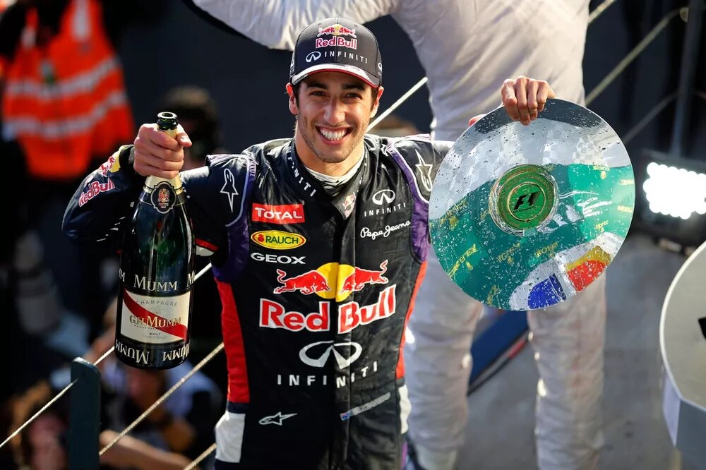 Даниэль Риккардо, Red Bull Racing, 2-е место, на подиуме со своим трофеем и бокалом шампанского