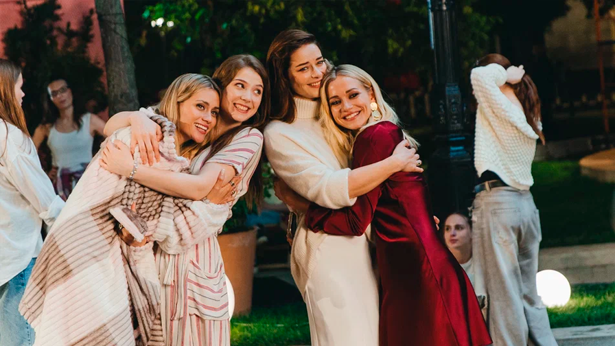 Мария Камова, Тина Стойилкович, Марина Александрова и Валерия Астапова на съемках сериала. Источник kinopoisk.ru