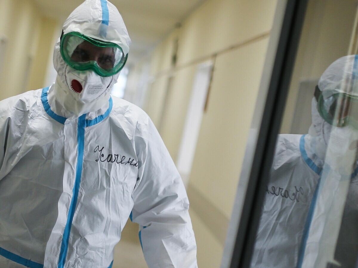    Медицинский сотрудник в коридоре больницы для больных коронавирусом в родильном доме №2© РИА Новости / Константин Михальчевский