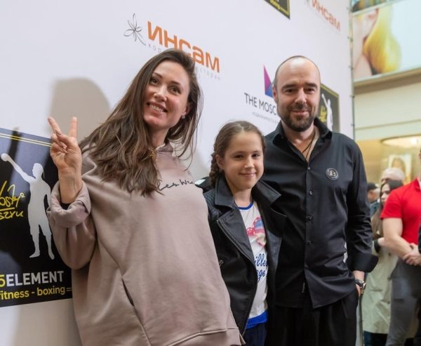    Роман и Елена Товстик с дочерью. Фото: соцсети