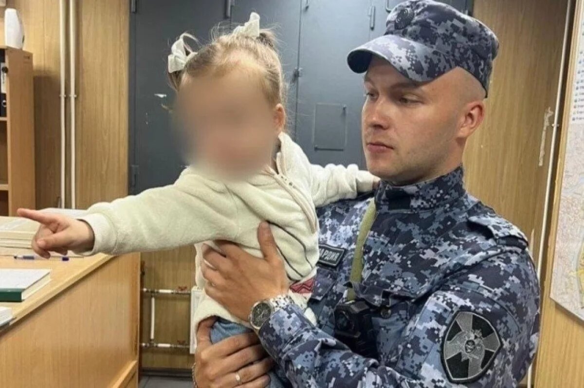    Пропавшего ребенка разыскали неподалеку от подъезда в Петербурге