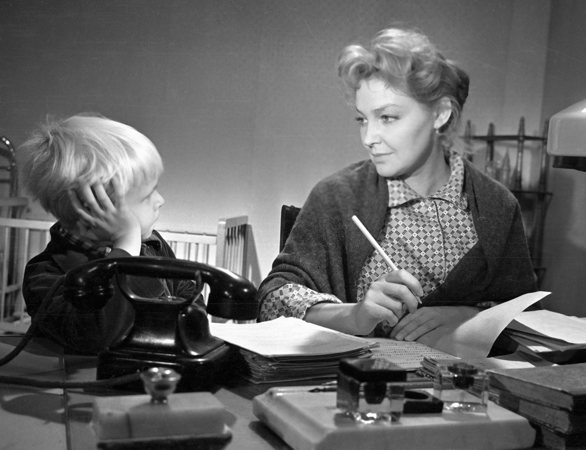     Борис Бархатов и Ирина Скобцева в фильме «Серёжа» / РИА Новости