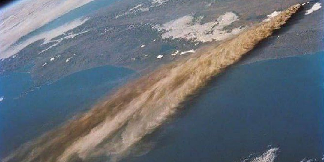 События планеты: стайка медуз отключила АЭС во Франции, озеро прорвалось на Эльбрусе, над Нью-Йорком — красное солнце