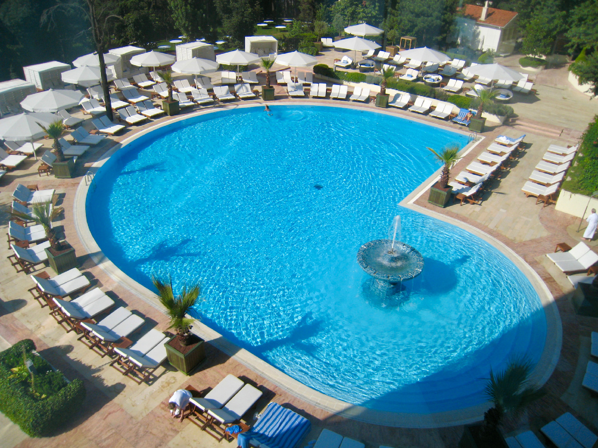 Бассейн отеля 