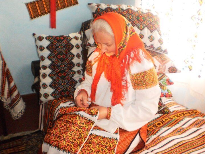 Вышивальщица Прасковья Юряк продолжает лучшие традиции космацких вышивальщиц. Фотография Д.Пожоджука из открытых и бесплатных источников. Не реклама.