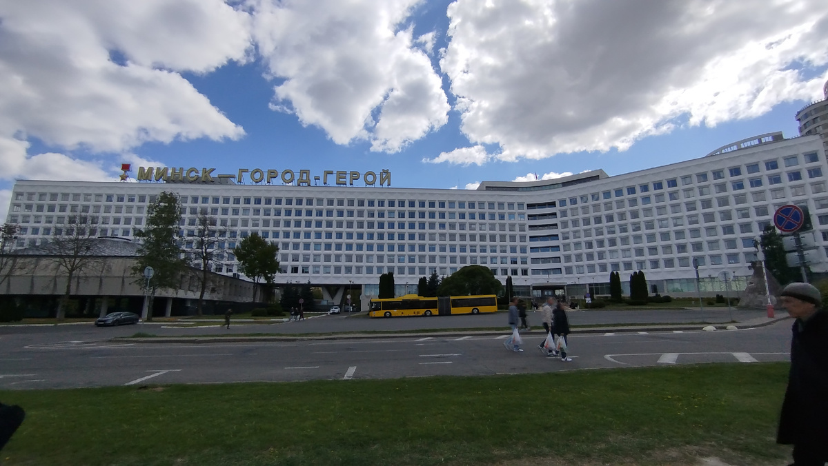 здание в виде раскрытой книги