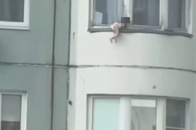    Ребенок практически полностью высунулся из окна 12-го этажа. Кадр видео