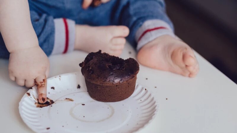     Ребенок ест кекс. СС0
