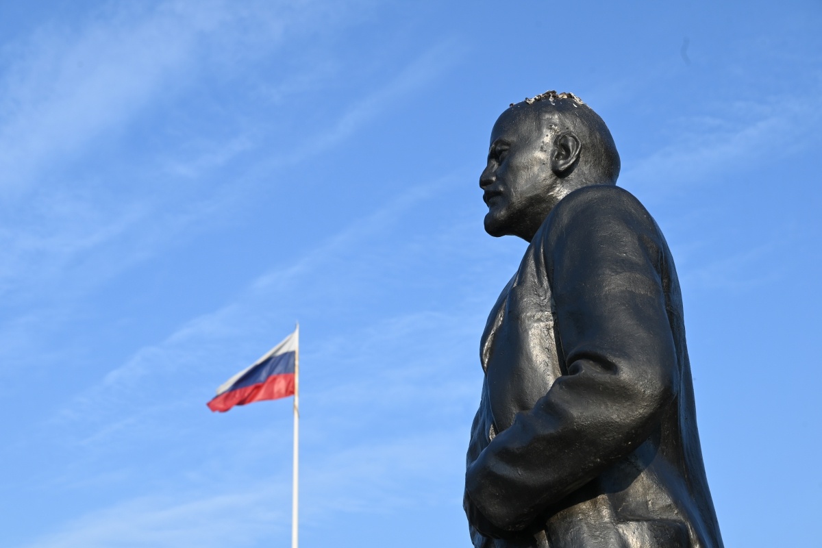    Геническ. Ленин перед зданием администрацией города. Фото: Александр Погожев © REX