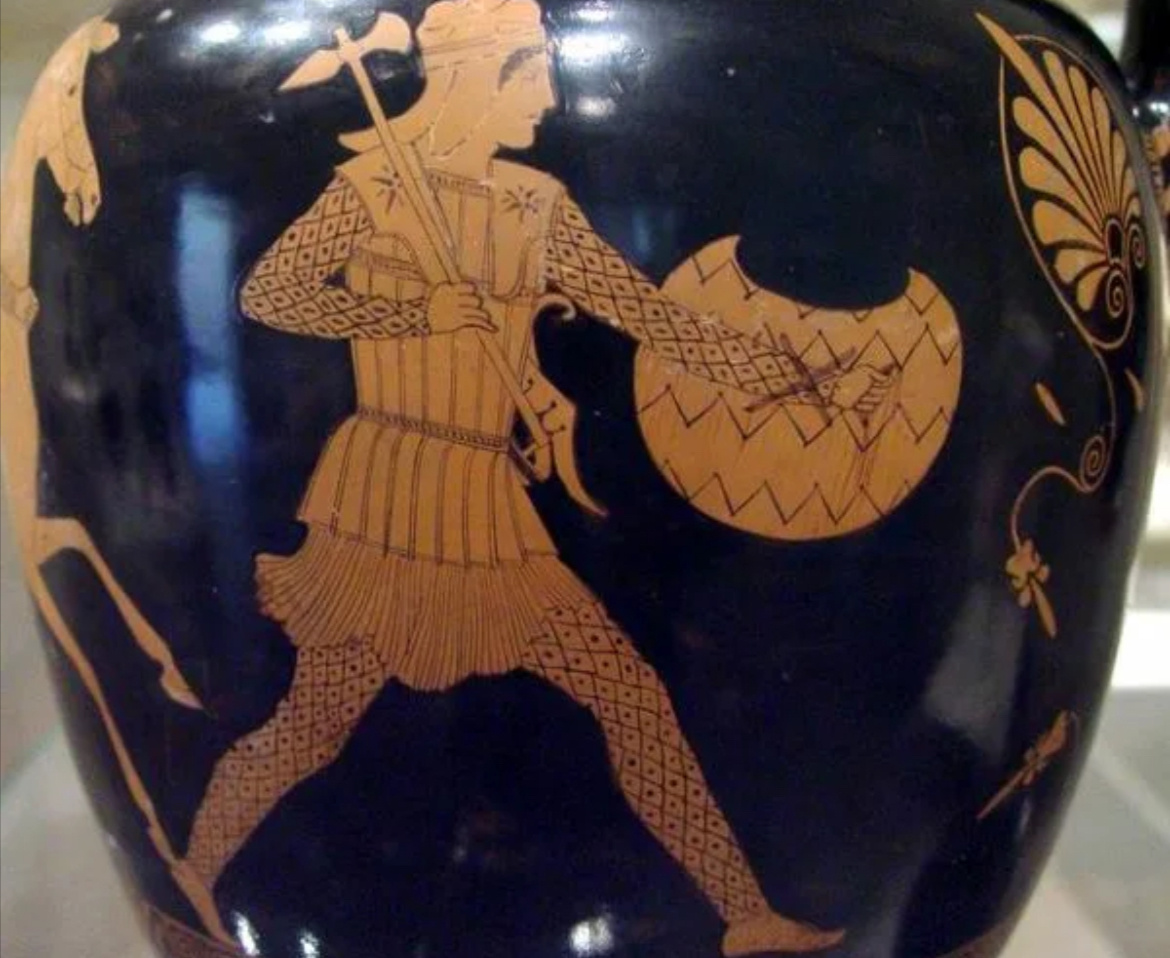 Чаще всего амазонки в представлениях древних греков имели укороченные туники, легкие шлемы и небольшие  щиты в форме полумесяца. Фото из сети