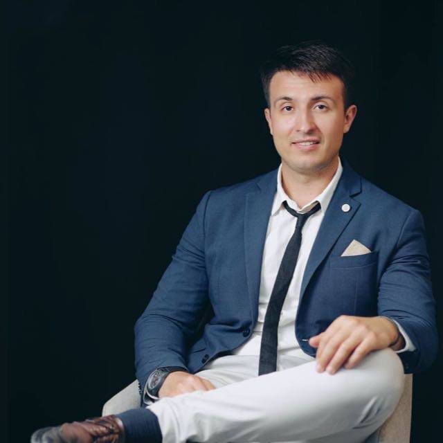 Эдуард Матросов — корпоративный предприниматель, BDM по развитию направления 1С в крупных компаниях и холдингах, сооснователь IT-стартапов «Феномен Путешествия», «JustSpace IT», член Совета X10 Движения и экс-первый Председатель Совета X10 Движения, профессор Бизнес Кафедры, директор Школы Корпоративного Влияния