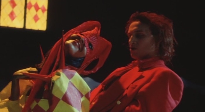 Кадр из фильма «Смерть и компас» (1992)