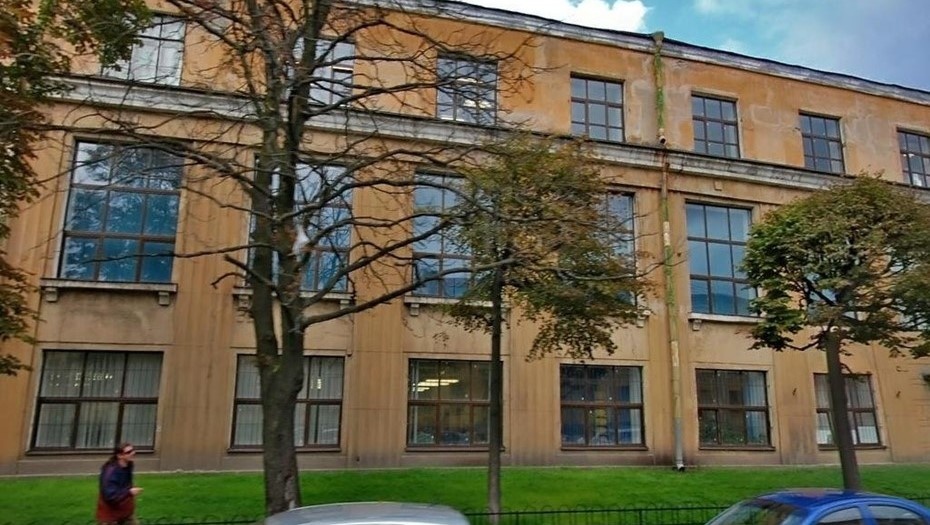    Здание 5-й фабрики-кухни Петроградского района на улице Красного Курсанта, 19. Автор фото: Яндекс Карты.