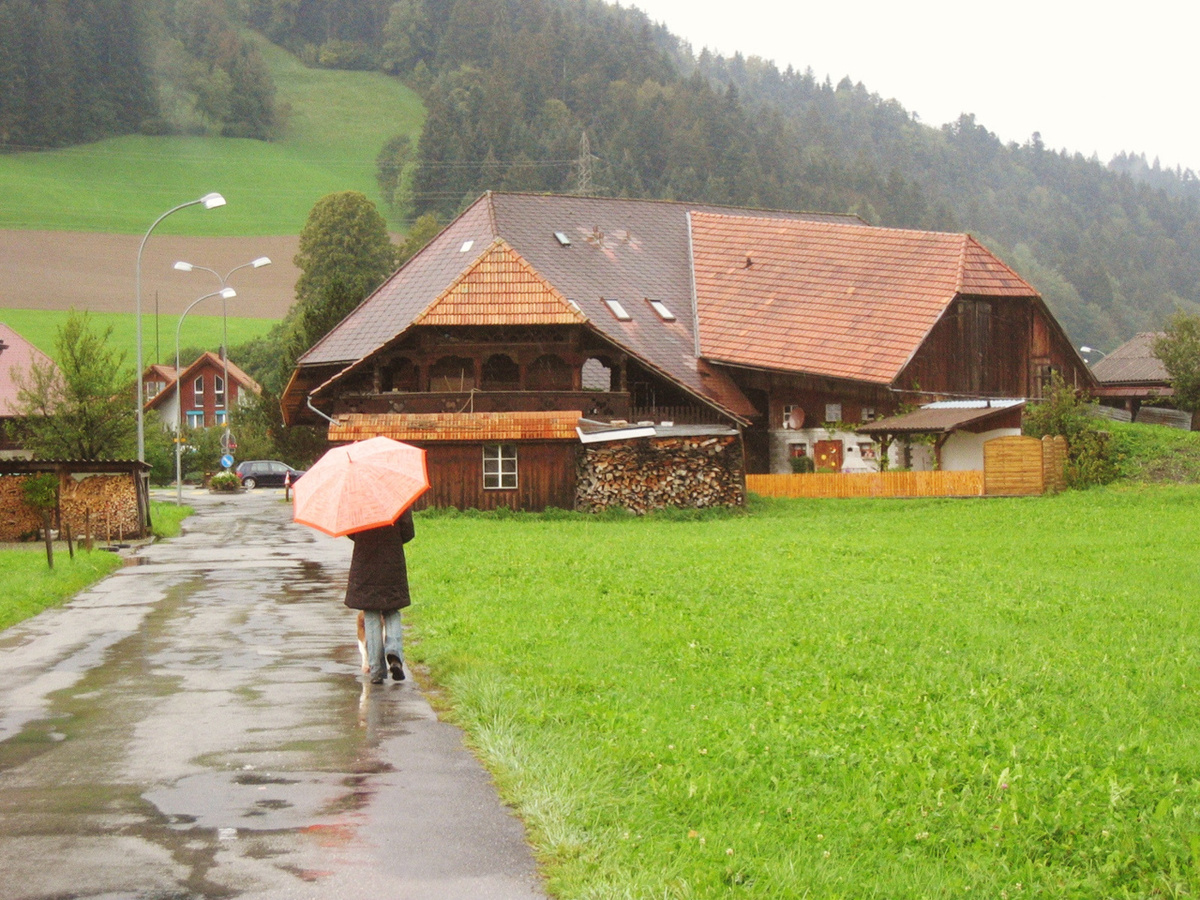 мы с собакой Сэнтой в деревне Лангнау, близ реки Эмме, кантон Берн