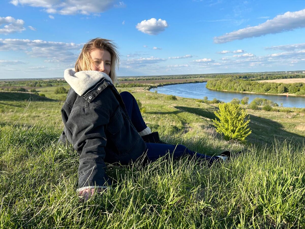 Почему я? 
Потому что астрология – это не про "Меркурий в ретрограде виноват во всем", а про глубокое понимание себя. Я помогаю находить практические решения через космические подсказки.