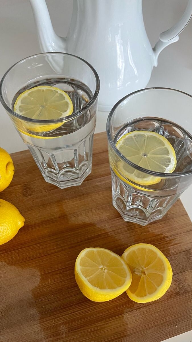 Вы, вероятно, задумывались о пользе воды с лимоном и о том, может ли она принести вред. Сегодня я поделюсь с вами этой информацией.