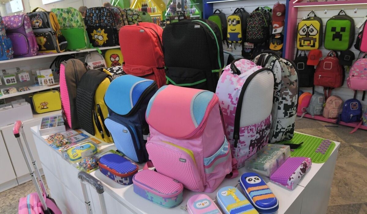     Выбор рюкзака для школьника на ярмарке. Источник: © РИА Новости Автор фото: Владимир Вяткин