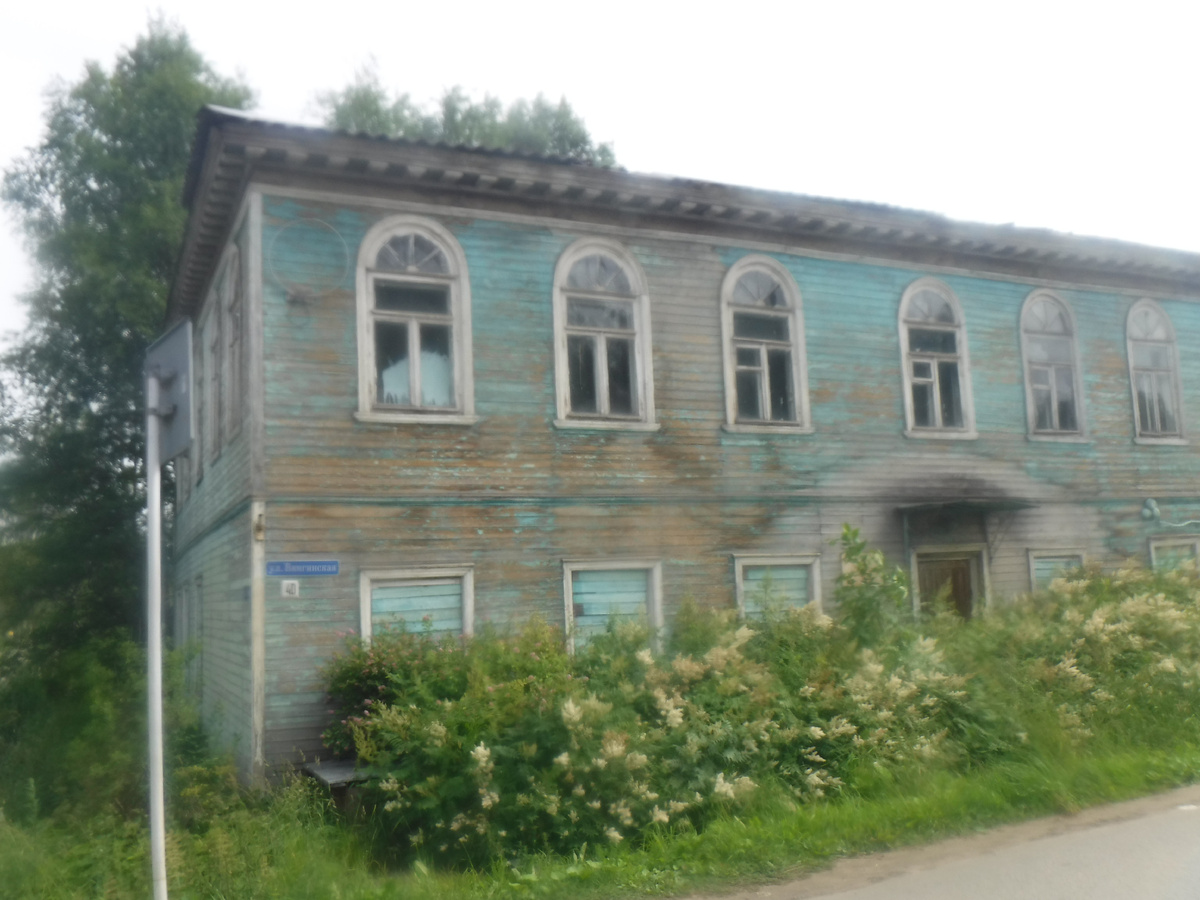 Дом Савушкиных. Построен в 1889 году и принадлежал Савушкиным на первом купцы вели торговлю, на втором  жили сами. Во время Великой Отчечественной войны здесь был штаб. Затем какое-то урпавление. Но судя по заросшему входу со строны улицы, не говоря уже о другом входе здание увы, заброшено.  Это вызывает сочуствие. Ведь деревянному дому более 100 лет. 