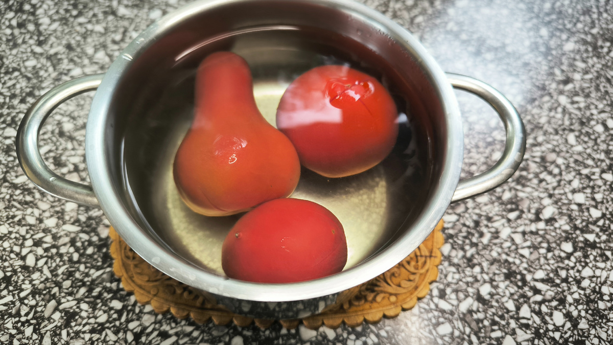 На одну порцию я взяла 3 небольшие помидорки