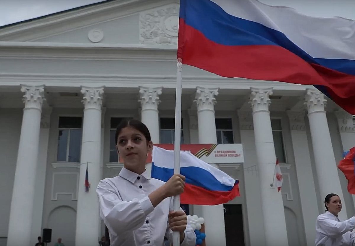    Картина рассказывает о городах Иловайск и Зугрэс, которые были обстреляны в 2014 году