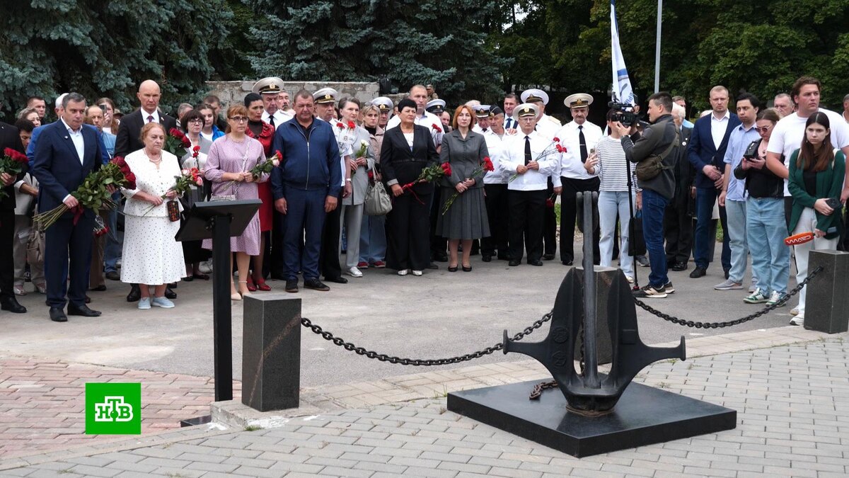    Минута молчания и корабельные гудки: в РФ вспоминают гибель подлодки «Курск»