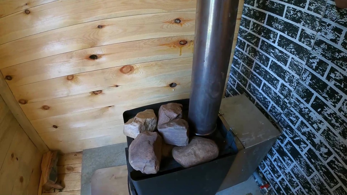 На камни лью воду