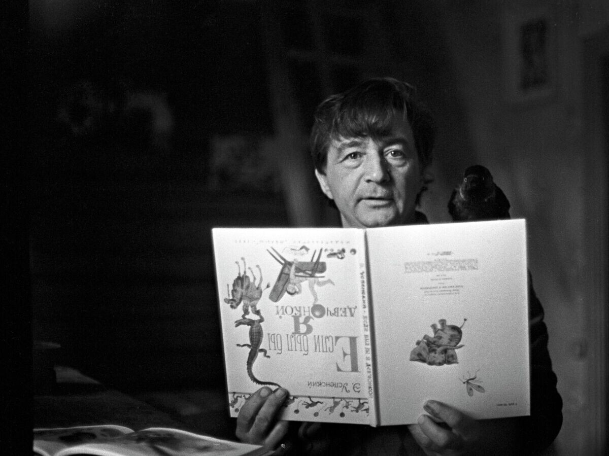    Советский писатель, поэт и автор детских книг Эдуард Успенский на киностудии "Союзмультфильм"© РИА Новости / Сергей Иванов