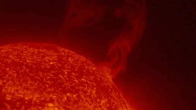     Солнце выбросило гигантский протуберанец длиной в миллион километров. Лаборатория солнечной астрономии ИКИ и ИСЗФ