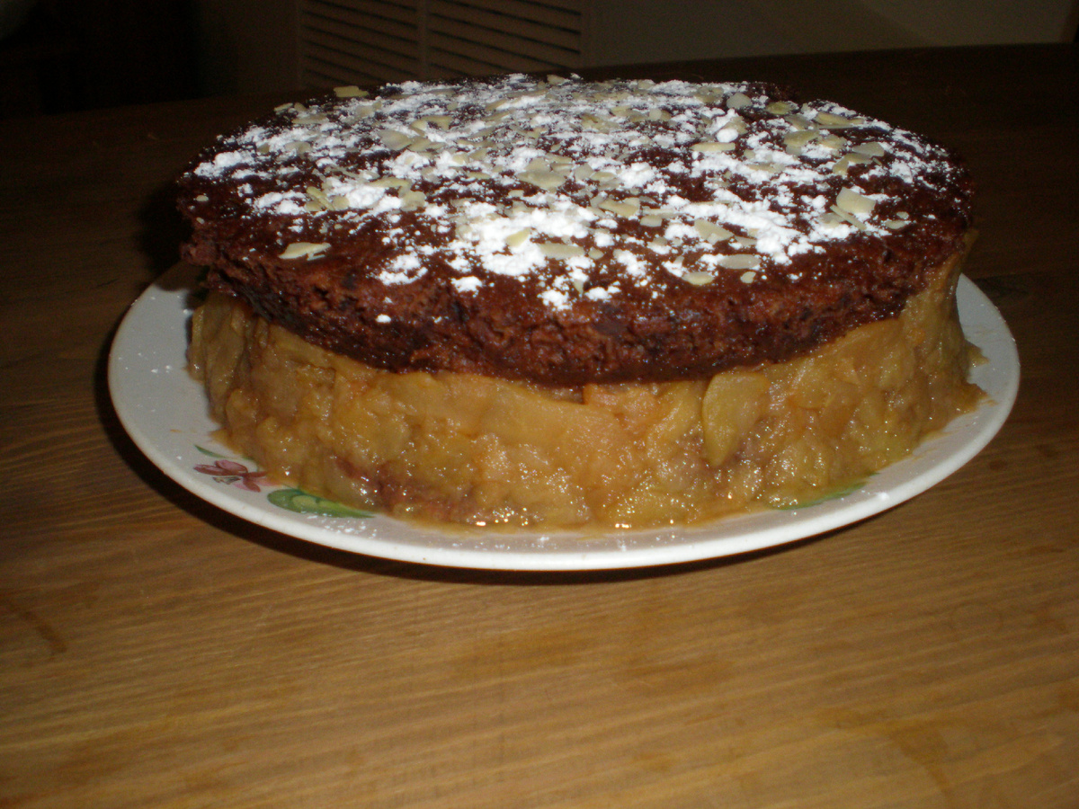 Фото мое , а торт не я готовила . Яблочный торт . Не знаю как его делали , Фото просто для красоты .