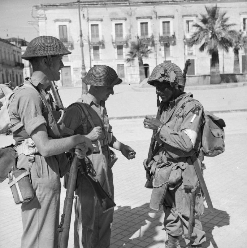 Британские солдаты и американский парашютист в Аволе (11 июля 1943)