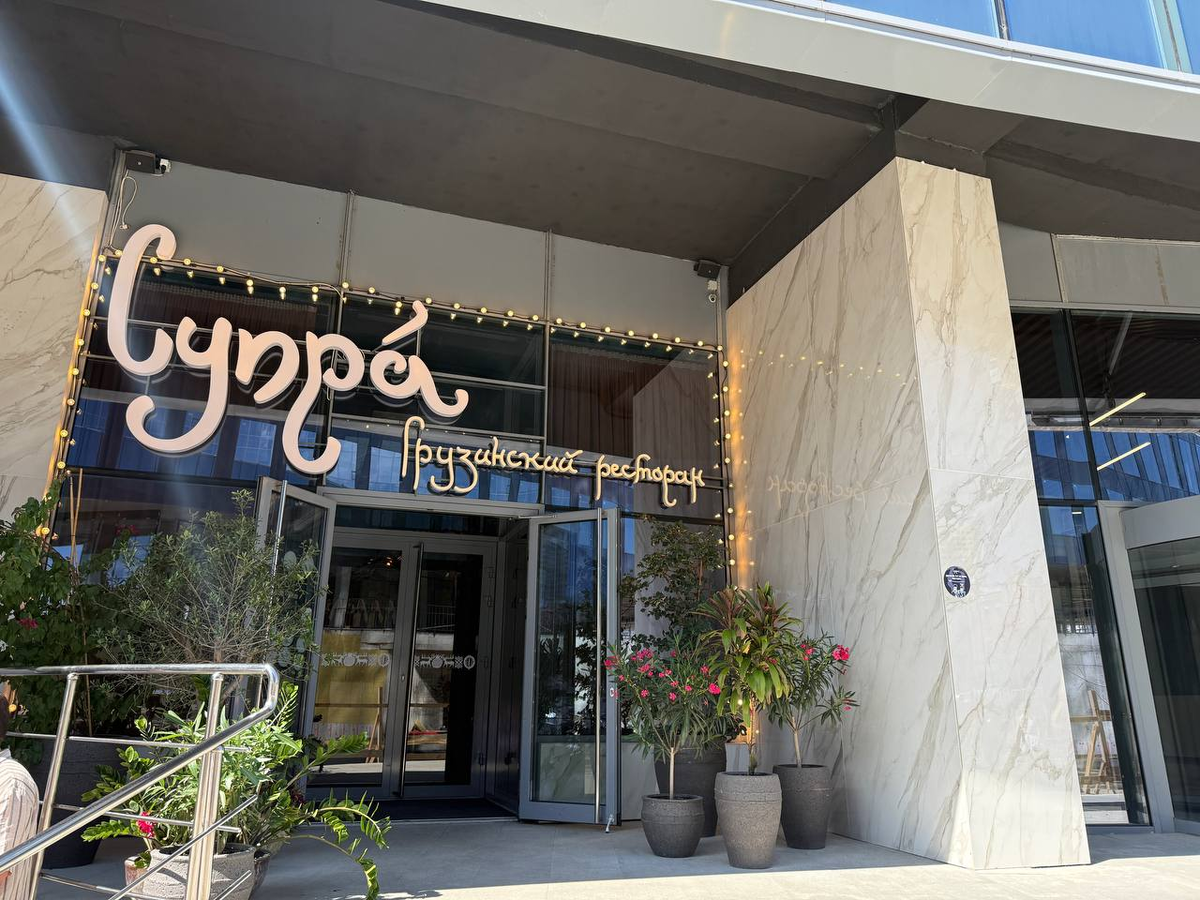 Крайне сложно запечатлеть входную группу без затылков курильщиков