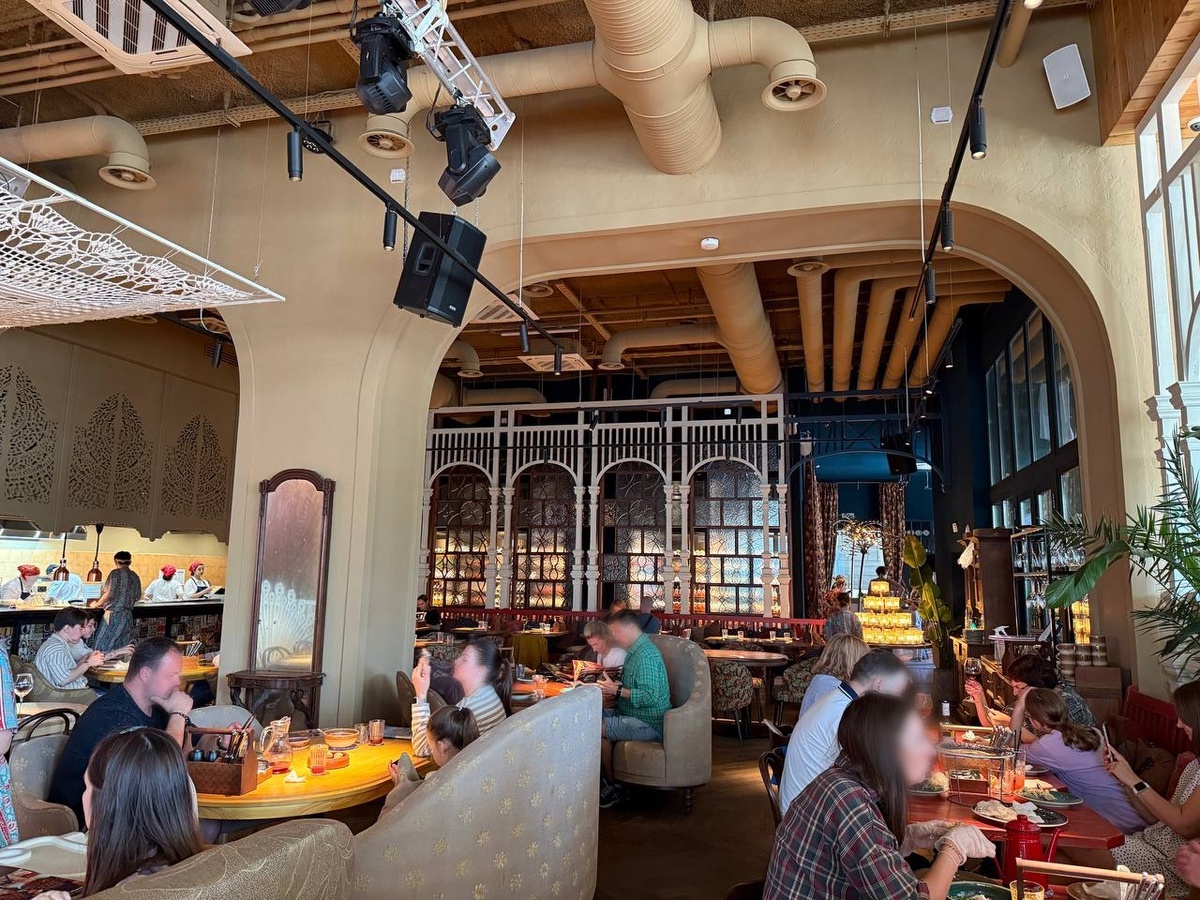 Зал. Смотрим на вход