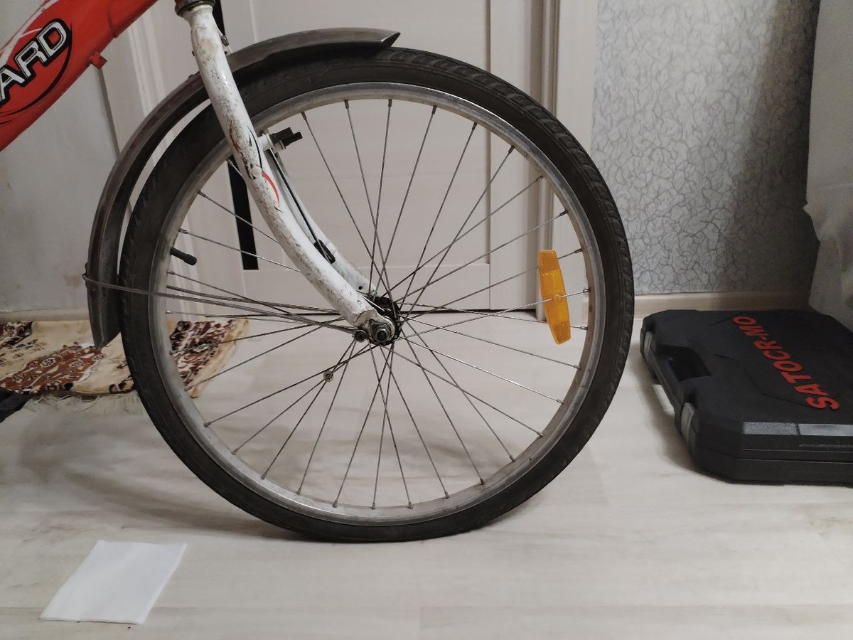 Кажется, с колесом что-то не так... Источник: фото автора