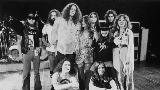 Lynyrd Skynyrd, около 1976 года: слева направо в заднем ряду: Леон Уилкесон, Артимус Пайл, Аллен Коллинз, Лесли Хокинс, Гэри Россингтон, Ронни Ван Зандт, Стив Гейнс и Джо Биллингсли | слева направо в нижнем ряду: Билли Пауэлл и Кэсси Гейнс (Изображение предоставлено: Michael Ochs Archives/Getty Images)