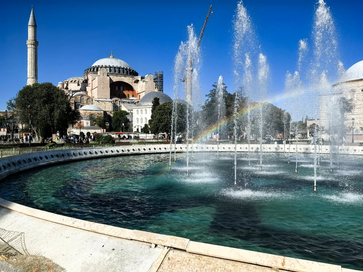 Айя-София и фонтан с радугой
