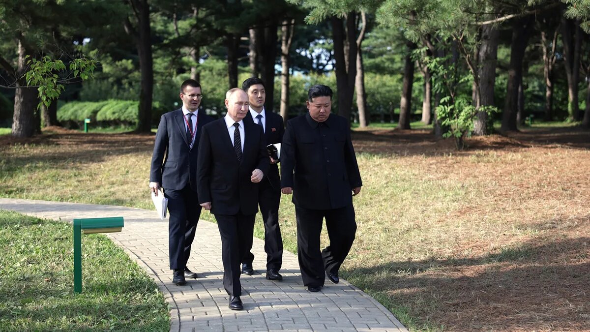   Пресс-служба президента России- Архивное фото. Президент России Владимир Путин на встречи с Председателем КНДР Ким Чен Ыном
