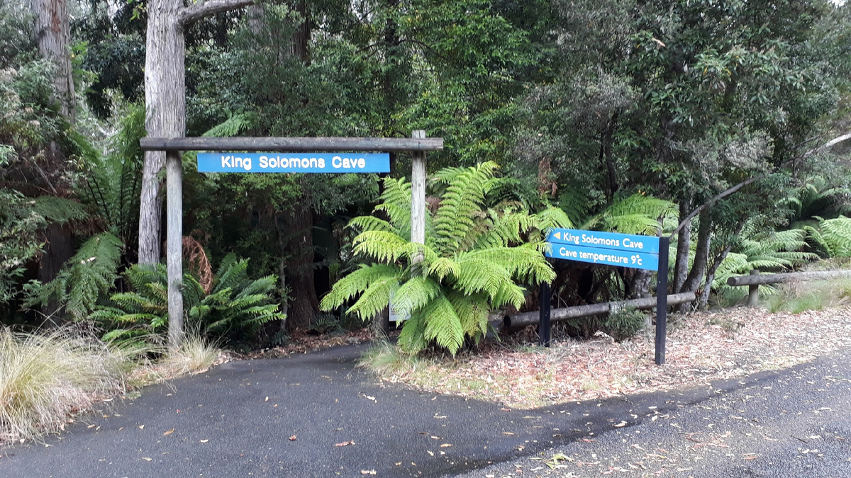 Вход на тропинку, ведущую к пещере. 