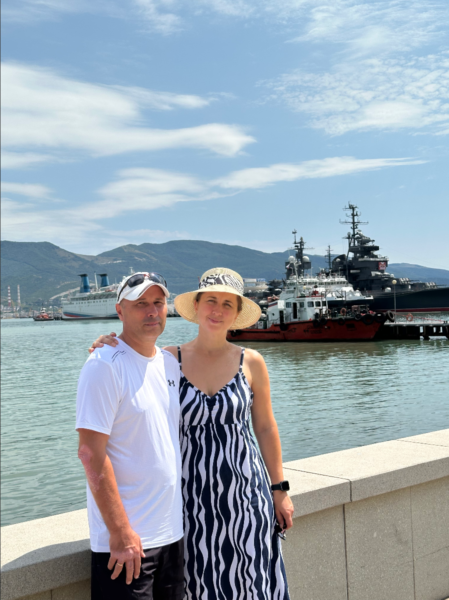 С мужем на набережной Новороссийска. 