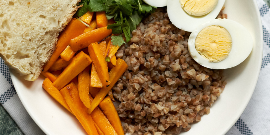 Меню дня: гречка с яйцом и морковью; рыбные котлеты с зеленью; курица с чесночными стрелками, шампиньонами и болгарским перцем