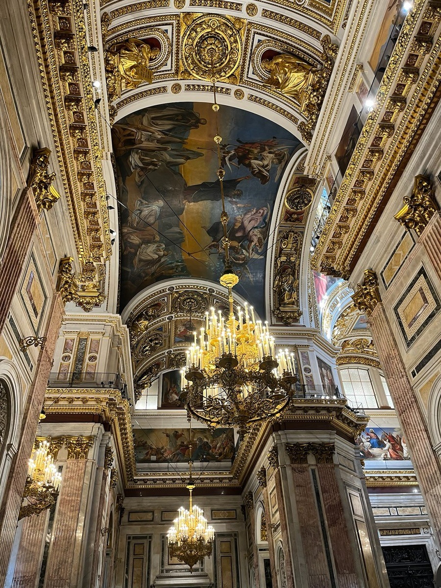 Внутри Исаакевского собора