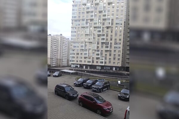 Женщина в Санкт-Петербурге годами включает сирену для своих соседей / от очевидца   