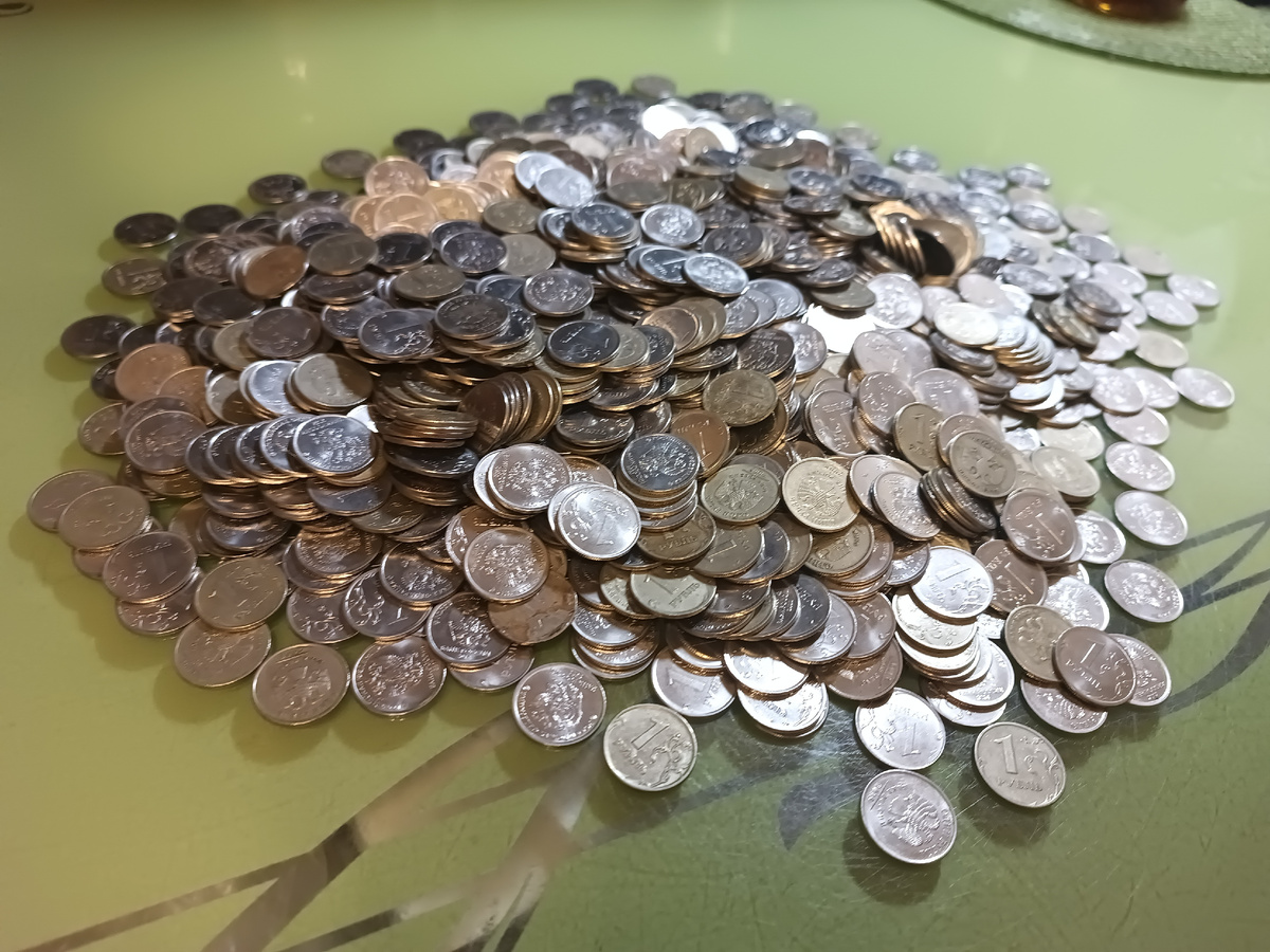 Куча однорублёвых монет объемом 1,5 литра