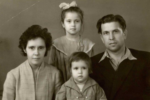Вера Сотникова в детстве с родителями и старшей сестрой.
