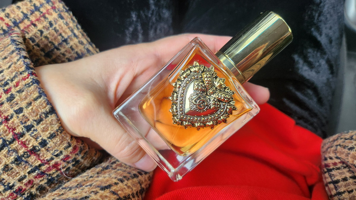 Devotion Dolce&Gabbana в сочетании с велюровыми брюками, вафельным пиджаком и красным свитшотом