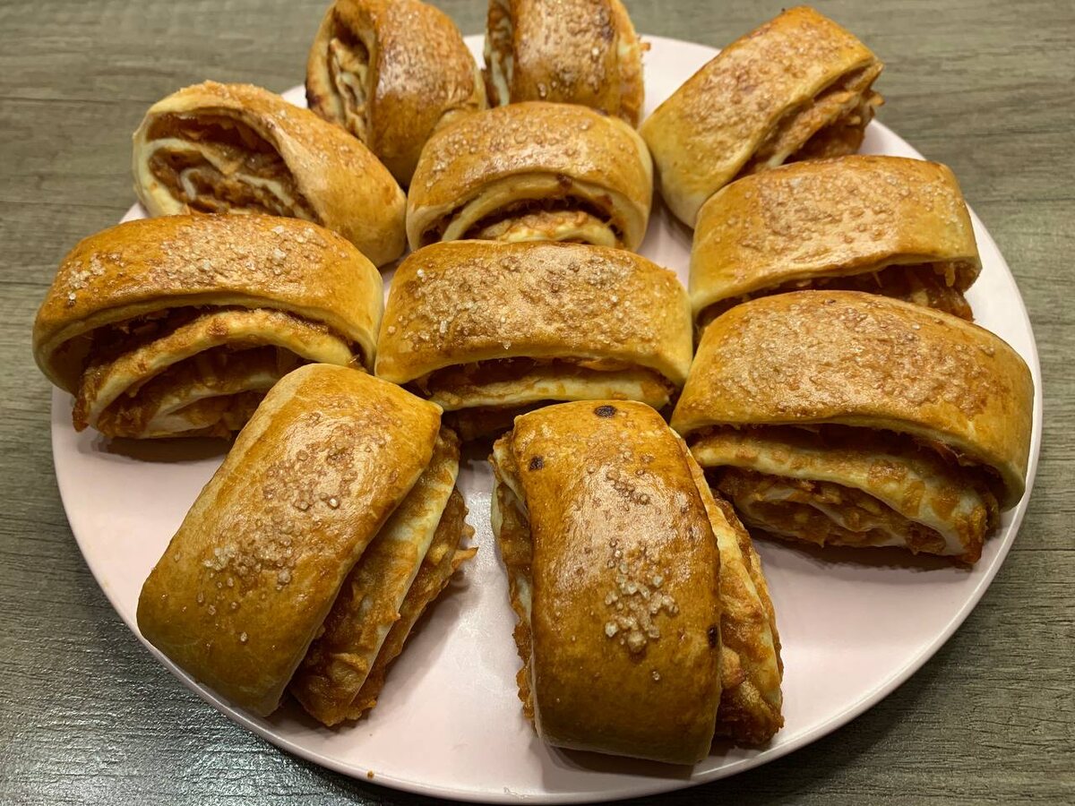 Готовое печенье с яблоками и корицей