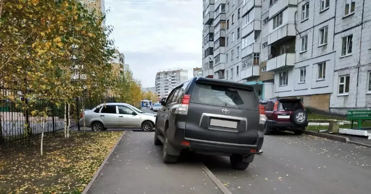 Фото заимствовано - https://pikabu.ru/story/devushku_oshtrafovali_za_stoyanku_na_trotuare_a_ona_dokazala_v_sude_chto_yeto_pridomovaya_territoriya_12109364